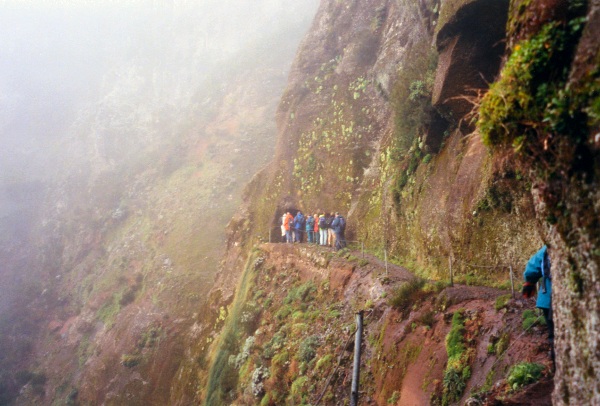 One of the narrow paths on the Pico Ruivo walk